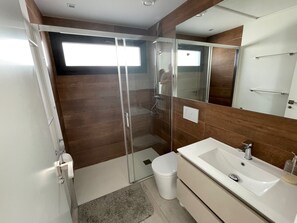 Dusche, Haartrockner, Handtücher, Seife