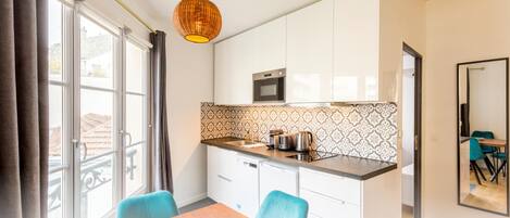 Appartement 04 | Private kitchen | Mini-fridge, microwave, stovetop, toaster