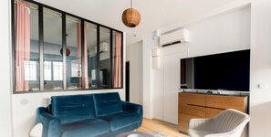 Grand Studio 01 | Living area | 40-inch Smart TV with digital channels, Netflix, streaming services - Beauquartier - Butte aux Cailles I (Paris)