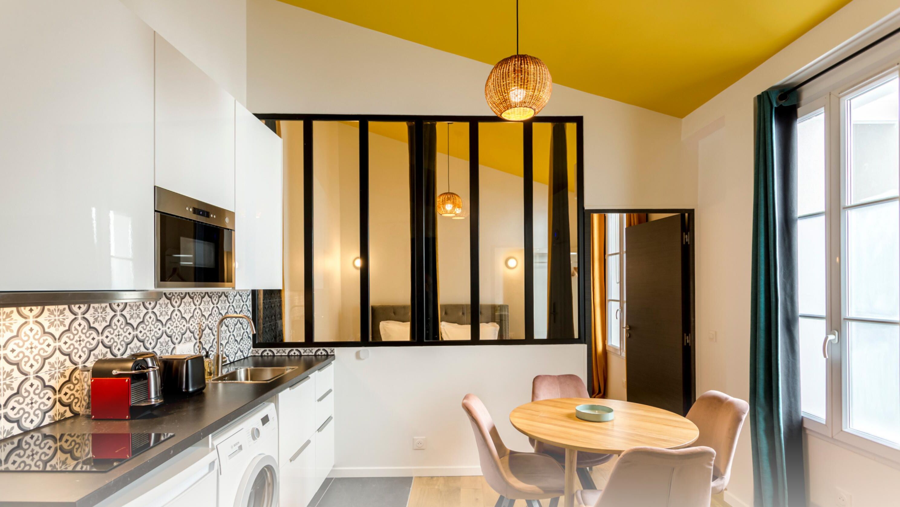 Grand Studio 03 | Coin séjour | TV connectée de 40 pouces avec chaînes numériques, Netflix