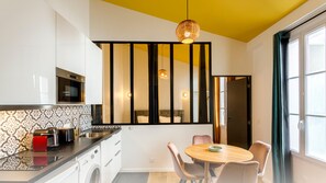 Grand Studio 03 | Living area | 40-inch Smart TV with digital channels, Netflix, streaming services - Beauquartier - Butte aux Cailles I (Paris)