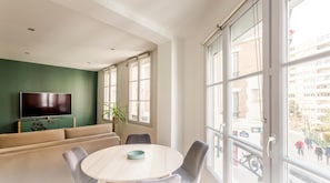 Appartement 02 | Living area | 40-inch Smart TV with digital channels, Netflix, streaming services - Beauquartier - Butte aux Cailles I (Paris)