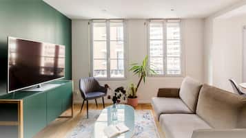 Appartement 02 | Coin séjour | TV connectée de 40 pouces avec chaînes numériques, Netflix