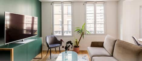 Appartement 02 | Living area | 40-inch Smart TV with digital channels, Netflix, streaming services