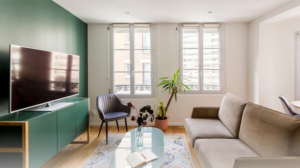 Appartement 02 | Living area | 40-inch Smart TV with digital channels, Netflix, streaming services - Beauquartier - Butte aux Cailles I (Paris)