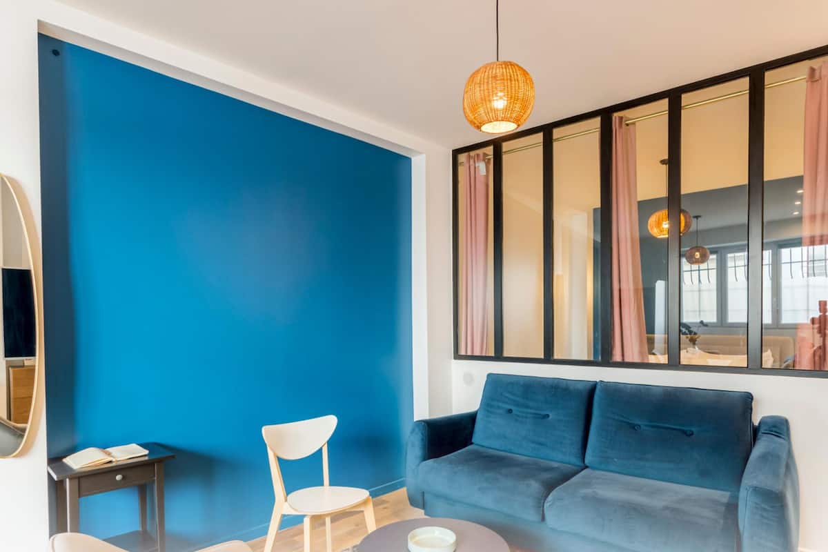Eenvoudige studio suite | Woonruimte | Een 40-inch smart-tv met digitale zenders, Netflix en streamingdiensten