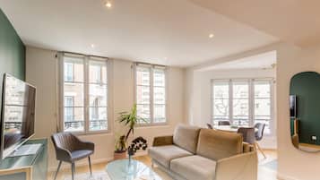 Appartement 02 | Living area | 40-inch Smart TV with digital channels, Netflix, streaming services