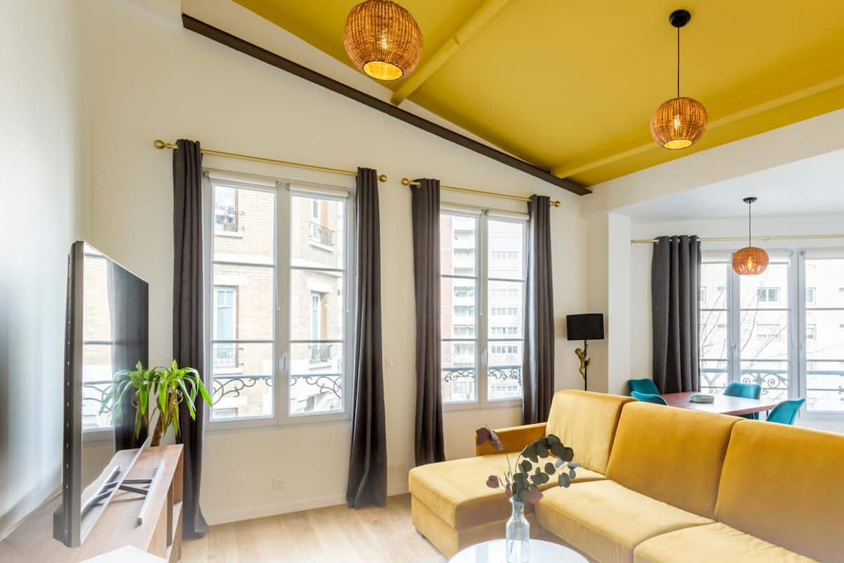 Eenvoudig appartement | Woonruimte | Een 40-inch smart-tv met digitale zenders, Netflix en streamingdiensten