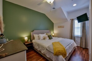 4 bedrooms, iron/ironing board, free WiFi, bed sheets - Honeysuckle Hideaway - Game Room, Outdoor Fireplace, and more! (Tuscaloosa)