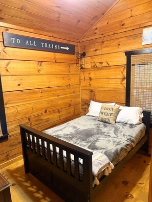 2 عدّة غرف نوم ومكتب وواي فاي مجانًا وملاءات أسرّة