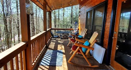 Cozy and Pet friendly 2-bedroom cabin in tranquil Blue Ridge