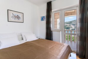 Apartamento superior, 2 quartos, sacada, vista para o mar | Roupas de cama antialérgicas, cofres nos quartos
