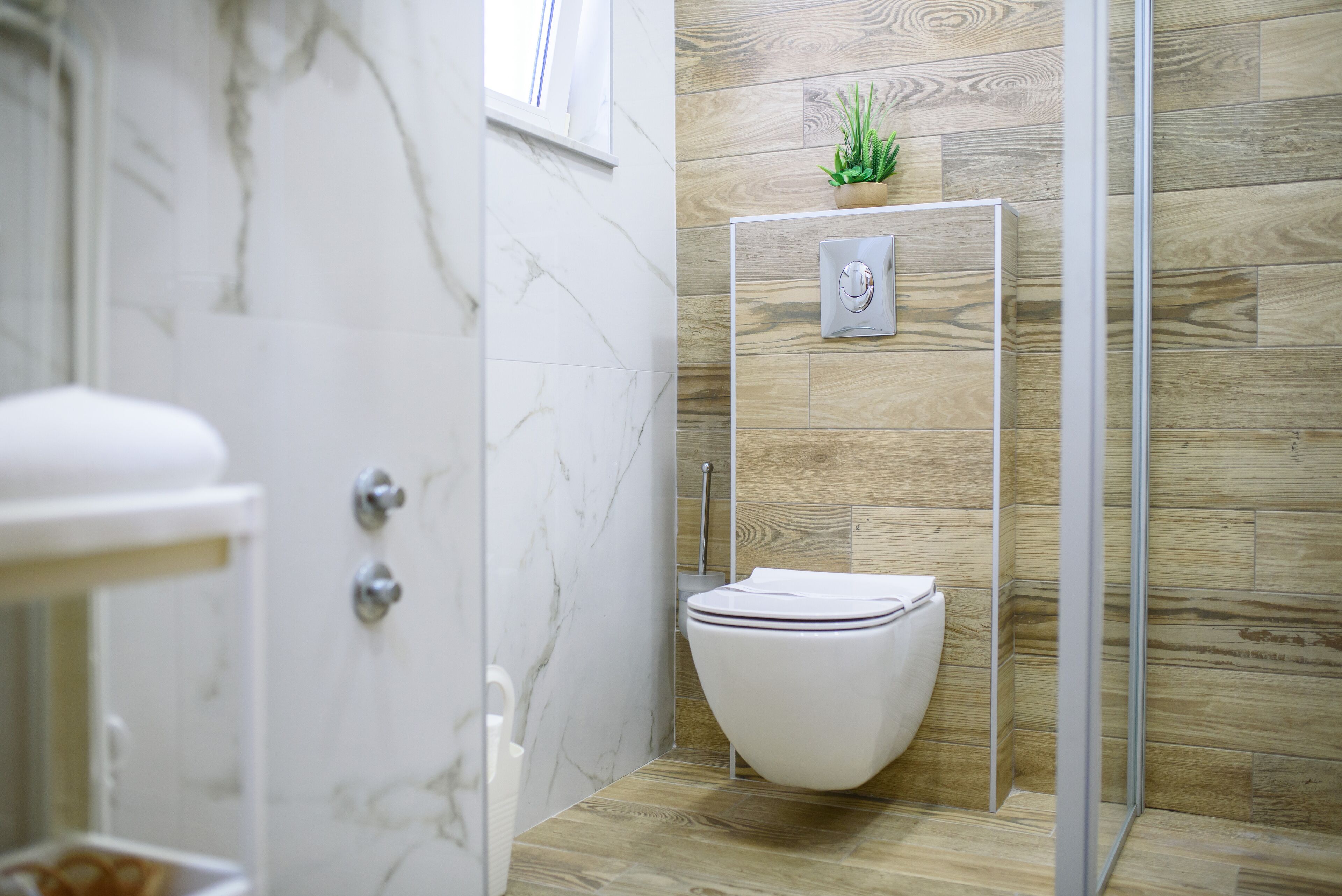 Une salle de bain avec des toilettes, une douche et un lavabo.