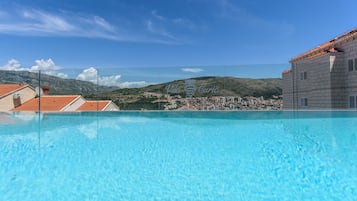 Una piscina al aire libre de temporada