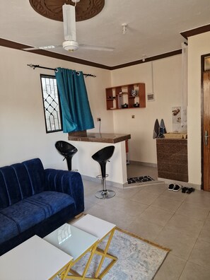 Apartemen Comfort | Area keluarga | TV layar datar