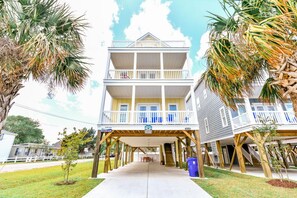 Exterior - 2nd Row 7 BR Beach House with a Private Pool! Conch Castle (Surfside Beach)