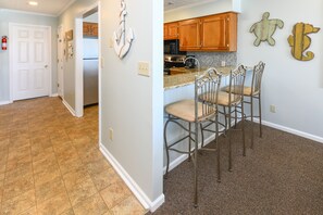 Frigorifero, microonde, piano cottura, lavastoviglie