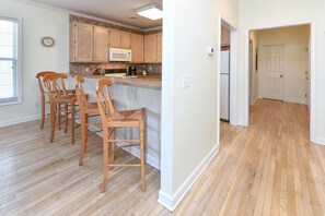 Geladeira, micro-ondas, cooktop, lava-louças