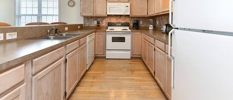 Réfrigérateur, micro-ondes, plaque de cuisson, lave-vaisselle