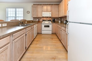 Fridge, microwave, stovetop, dishwasher - 2nd Row 4 BR Beach House! Dream Weaver (Surfside Beach)