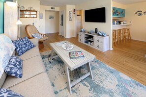 TV - 2nd Row 3 BR Condo with a Shared Pool! Floral Villas D13 (Surfside Beach)