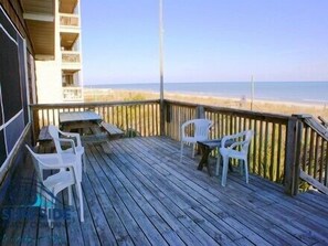 Outdoor dining - Oceanfront 4 BR Beach House! Hall Cottage (Surfside Beach)