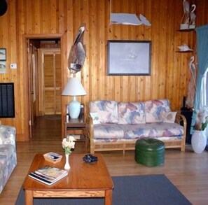 TV - Oceanfront 4 BR Beach House! Hall Cottage (Surfside Beach)