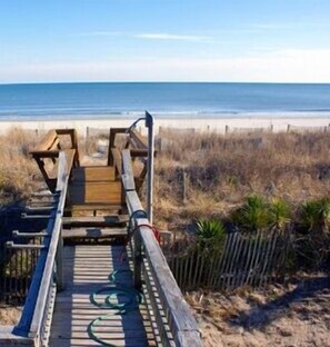 On the beach - Oceanfront 4 BR Beach House! Hall Cottage (Surfside Beach)