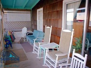 Terrace/patio - Oceanfront 4 BR Beach House! Hall Cottage (Surfside Beach)