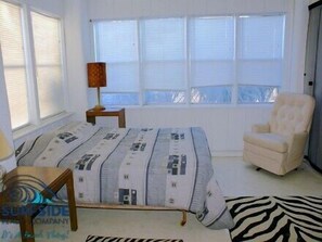 4 bedrooms, Internet - Oceanfront 4 BR Beach House! Hall Cottage (Surfside Beach)