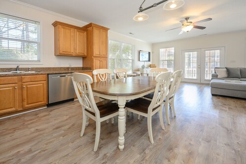 Walk to the Beach 5 BR Beach House with a Private Pool! Just Peachy