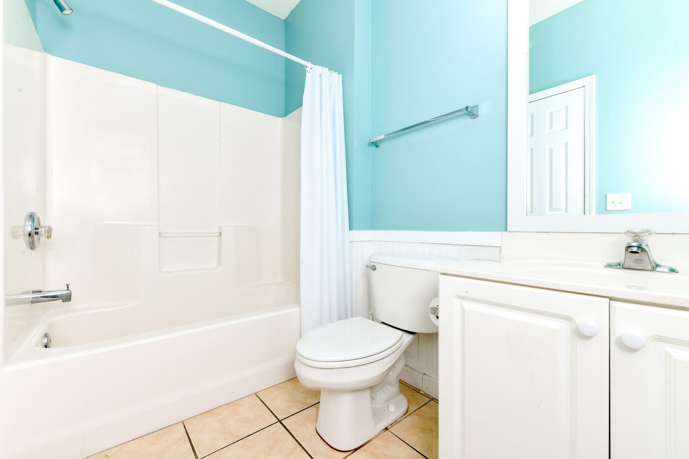 Une salle de bain avec une baignoire, des toilettes et un lavabo.