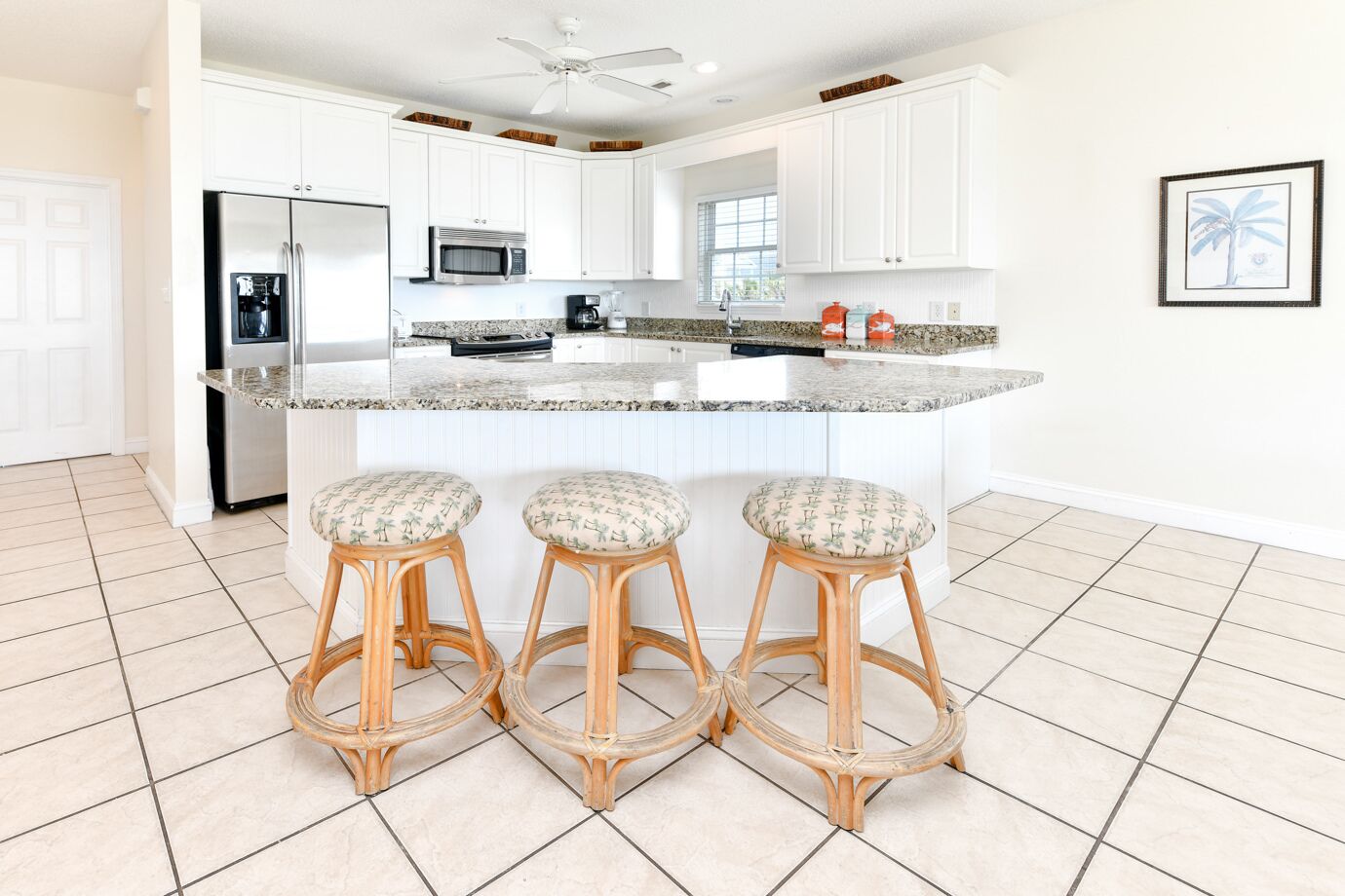 Kjøleskap, mikrobølgeovn, kokeplater og oppvaskmaskin