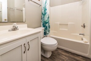 Bathroom - Walk to the Beach 3 BR Beach House! Phillips Cottage (Surfside Beach)