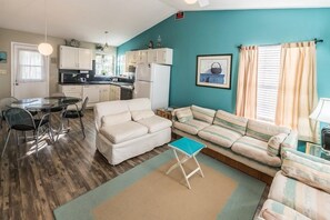 TV - Walk to the Beach 3 BR Beach House! Phillips Cottage (Surfside Beach)