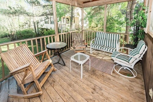 Walk to the Beach 3 BR Beach House! Phillips Cottage