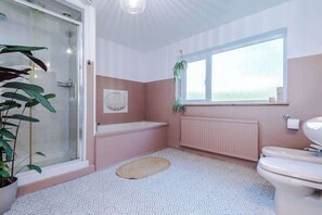 シャワー、ヘアドライヤー、タオル、シャンプー