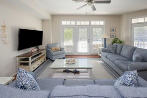 TV - Walk to the Beach 5 BR Beach House with a Private Pool! Pour Again  (Surfside Beach)