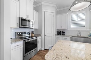 冷蔵庫、電子レンジ、オーブン、コンロ