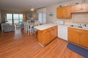 Refrigerador, microondas, placa de cocina, lavavajillas