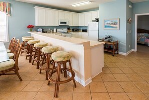 Kjøleskap, mikrobølgeovn, kokeplater og oppvaskmaskin