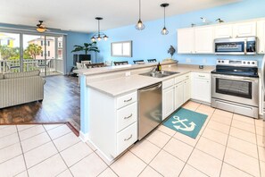 Een koelkast, een microgolfoven, een kookplaat, een vaatwasser