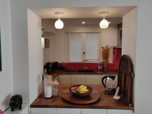 Fridge, microwave, oven, stovetop - Appartement de Charme Dans le Quartier de "south Pigalle" Pour 4 Personnes (Paris)