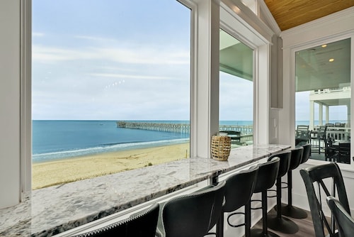 Discover Suite Emotion: an oceanfront retreat in Oak Island with 14 spacious bedrooms.