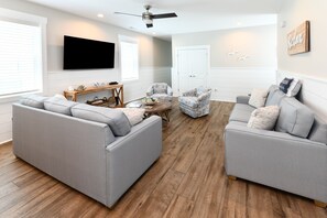 TV - Walk to the Beach 7 BR Beach House with a Heated pool! Wait N Sea (Surfside Beach)