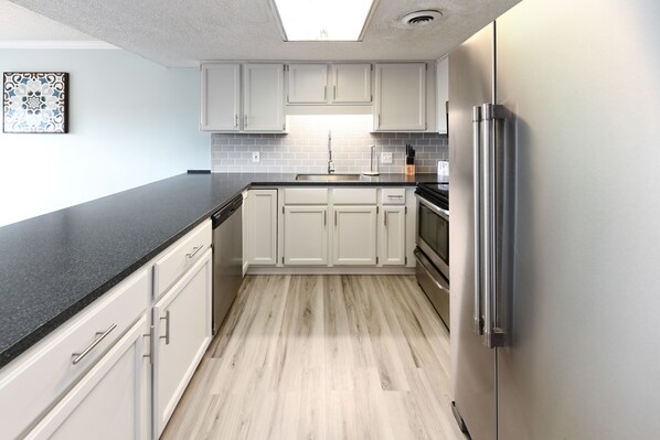 Kylskåp, mikrovågsugn, ugn och spishäll