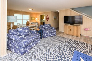 TV - Walk to the Beach 3 BR Beach House with Shared Pool! Sea Bridge 1027  (Surfside Beach)