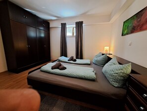 5 habitaciones, tabla de planchar con plancha y ropa de cama