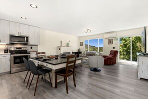 Private kitchen - Skyline by the Lake - Gateway to Northern Colorado (Fort Collins)