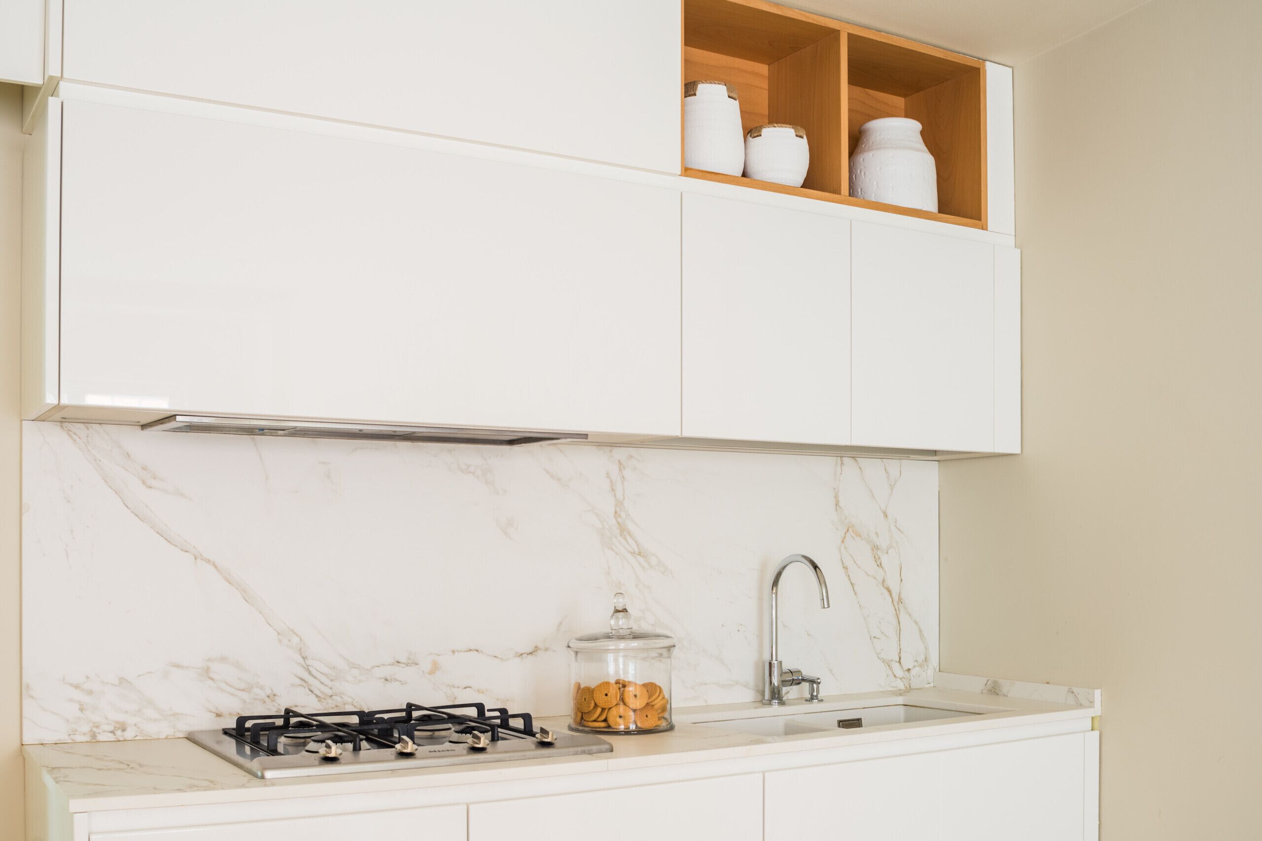 Køleskab, ovn, opvaskemaskine, elkedel